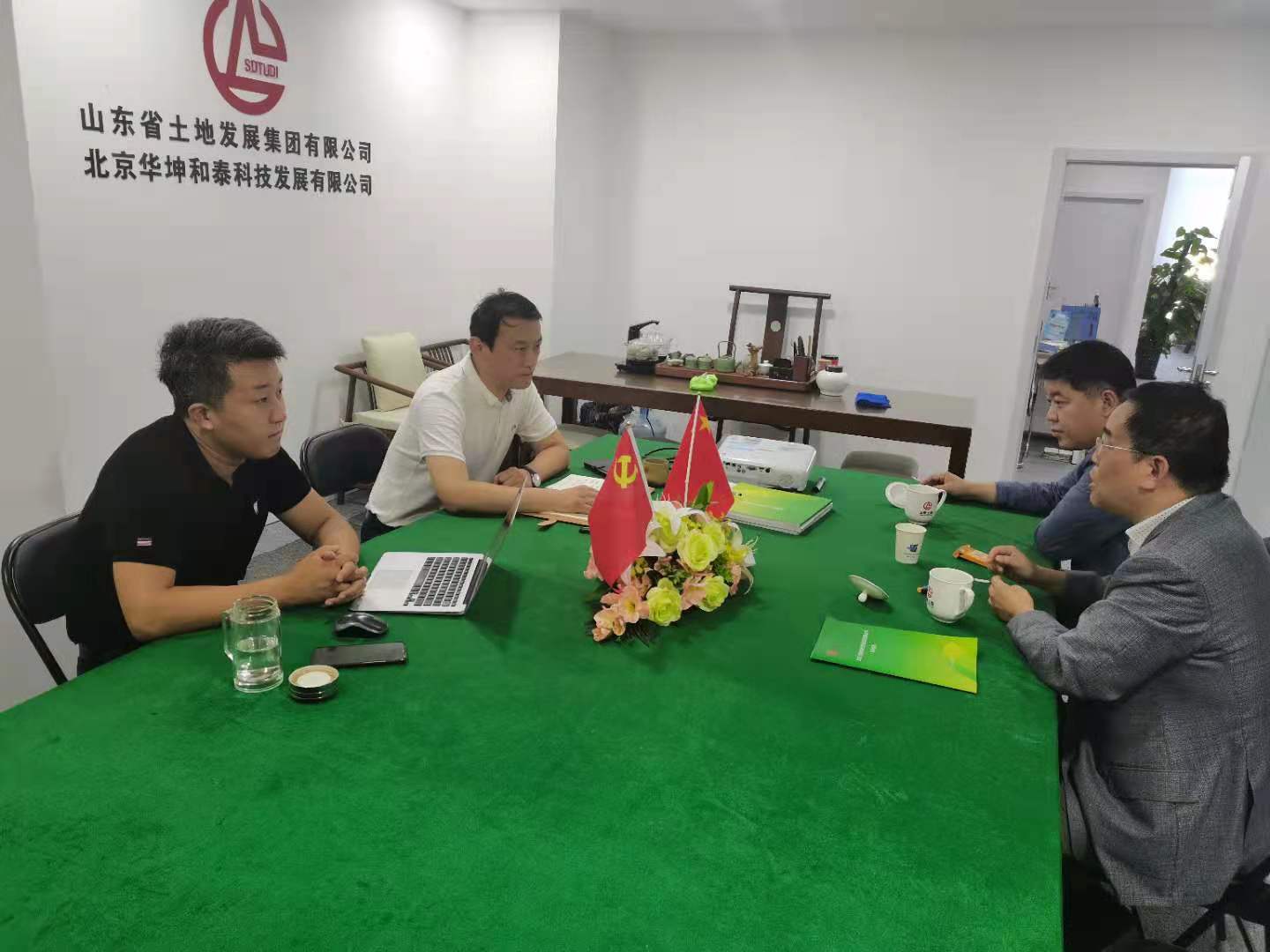 我司領(lǐng)導(dǎo)回訪山東土地集團 雙方合作駛?cè)肟燔嚨?></div>
                  <div   id=